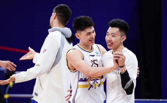 叶辰不禁一愣，问她：詹小姐，这宅子是你买的？是的。